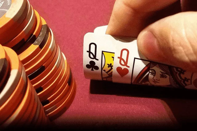 德州对局分析:泡沫期拿到QQ,看似稳稳进圈,却被Q8o送走?