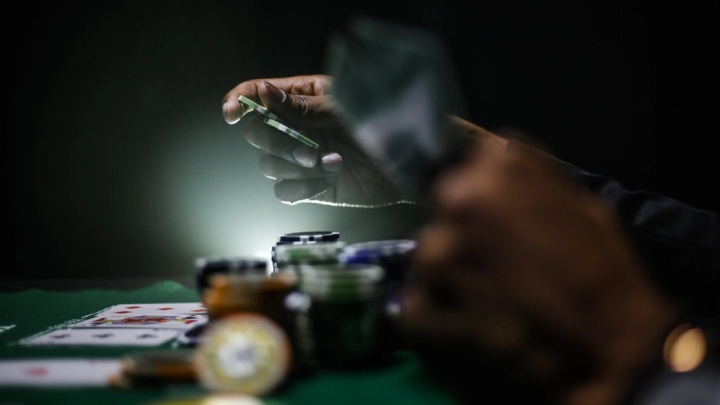 德扑教学:如何根据牌面干湿情况调整C-bet策略