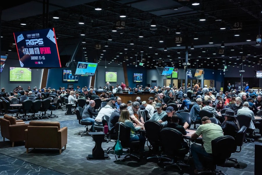 豪气拉满!Doug Polk在自家扑克室向在座玩家送出100美元