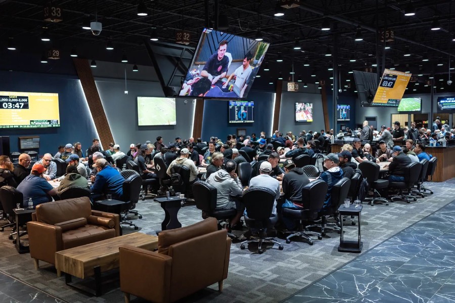 豪气拉满!Doug Polk在自家扑克室向在座玩家送出100美元