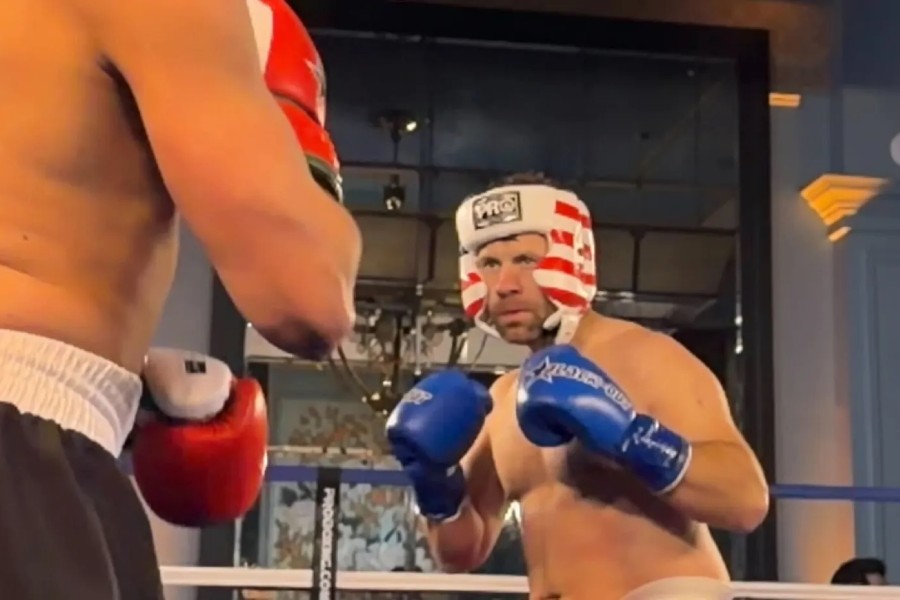 野人“Jungleman”拳击首秀遭偷袭,比赛被叫停