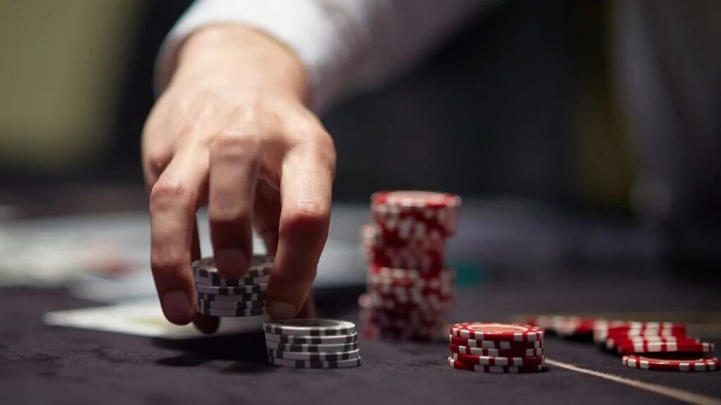 德州对局分析：这手JJ在K-K-8翻牌面被加注，为什么必须跟？