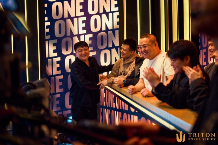 赵文杰与支持他的朋友一同庆祝