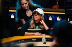 传奇扑克决赛桌翻前弃掉KK，Kristen Foxen操作引热议