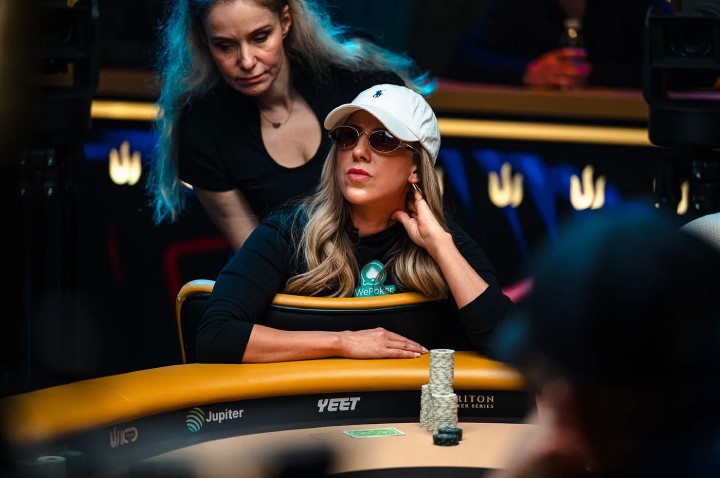 传奇扑克决赛桌翻前弃掉KK，Kristen Foxen操作引热议