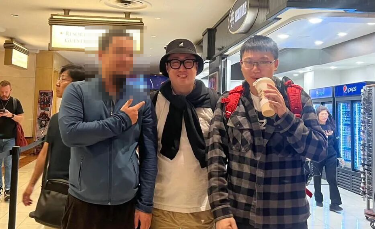 Mars曾在社交媒体上发布自己（中）和Wesley（右）的合影