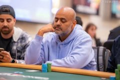 任性老哥WSOP主赛翻倍就“挂机”，竟然顺利晋级Day3？