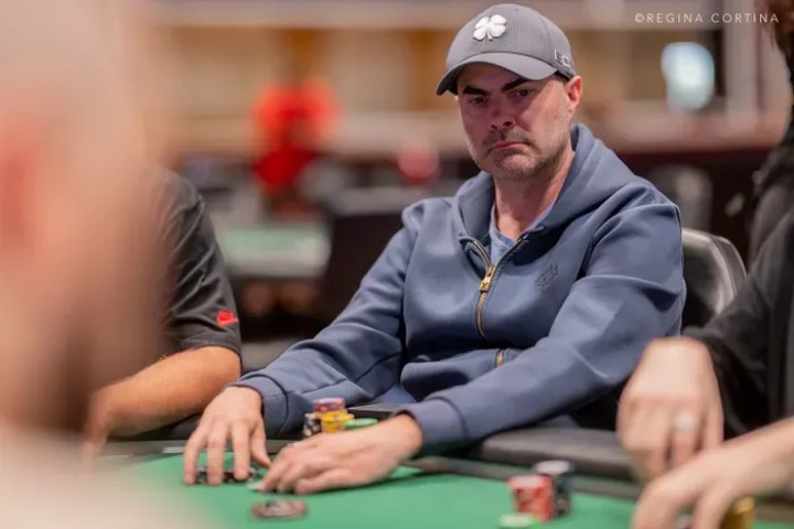 WSOP主赛再现超级冤家牌，AA大战两家KK，一人神弃牌