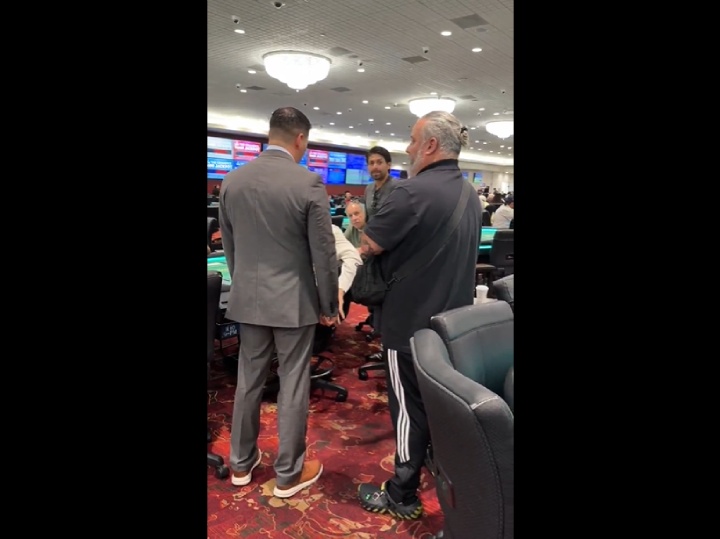 离谱!玩家休息回来坐错桌,全下QQ撞KK,输光别人全部筹码