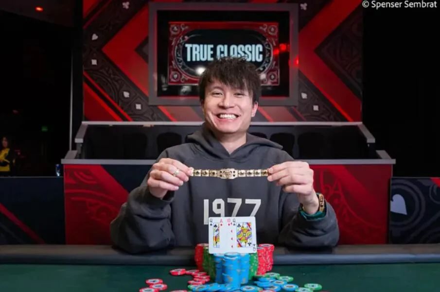 中国香港选手刘永宝在2024年WSOP夺得金手链