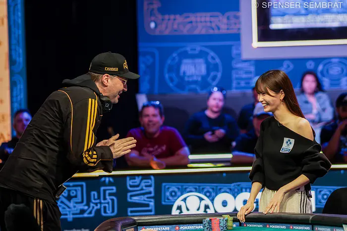 Phil Hellmuth祝贺Shiina Okamoto