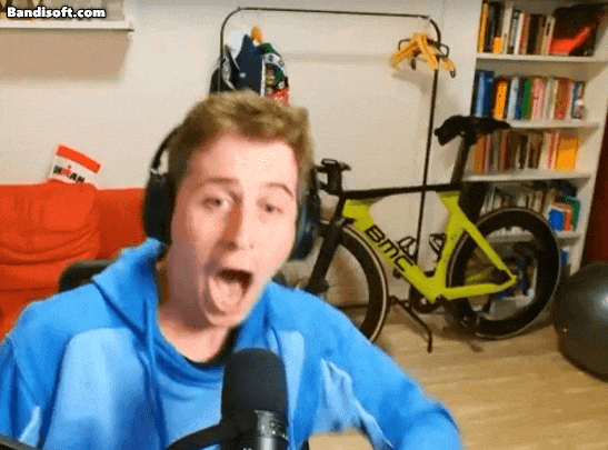 “手滑”误弃同花顺!扑克大使直播“翻车”,瞬间崩溃